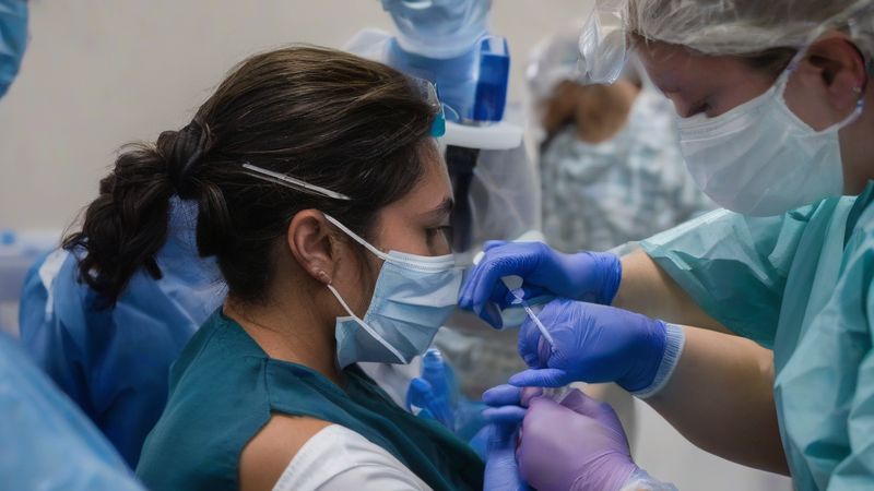 Іспанія вакцинуватиме мігрантів для боротьби з поширенням хвороб