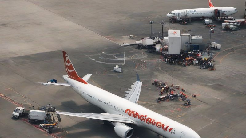 Літо не буде дешевим: авіація дорожчає через нестачу пального